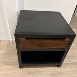 Set of 2 matching end tables / nightstands