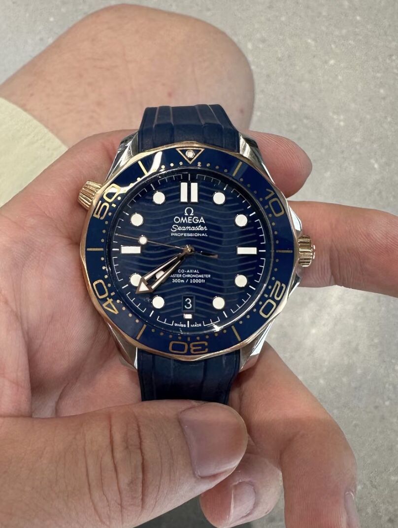 The blue plate is matched with a gold bezel Watch(off3535)