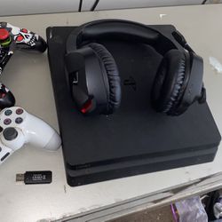 PS4 Console, 2 Controller & Bluetooth Head Phone 