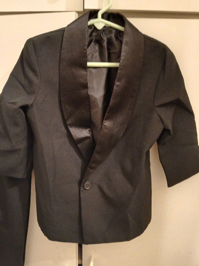 Two-piece Tuxedo Size 4T. Machine Washable. Made In The Usa..