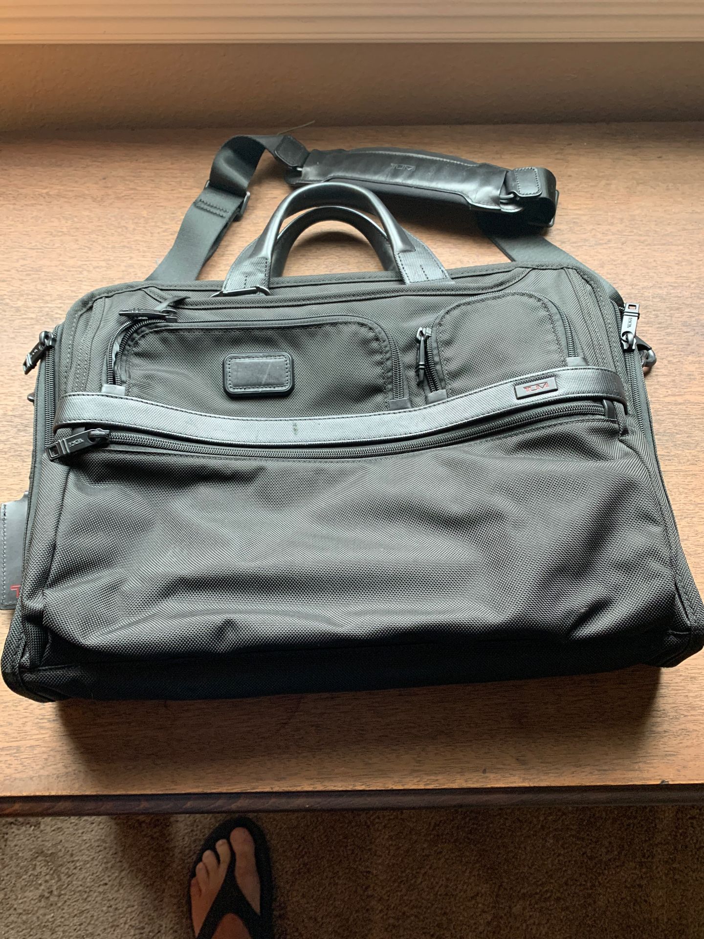 Tumi briefcase bag. This is the larger alpha 3 with laptop compartment. Good shape some minor scuffs from normal ware.