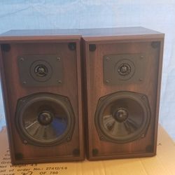 Pinnacle Bookshelf speakers Excellent condition 