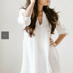 CP SHADES Regina in White HW Linen Twill size S

CP Shades
Color: White
100% Linen Twill
Hand-dyed
V-Neck
Front pintucks
Center back pintuck
Tunic len