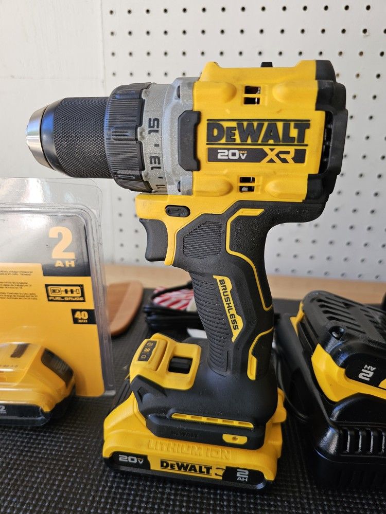 20v Max XR Dewalt Drill With 3 Bateries and Charger .