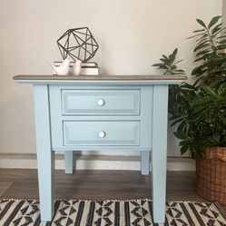 Beautiful Accent Table / Entry Way / Coffee Table / Nightstand 