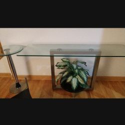 Excellent Condition Coffee Table And Accent Table.....