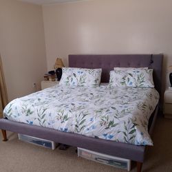 King Bed with mattress in Excellent Condition – Ready to Use! $250