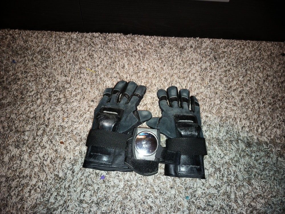 Wrist Guard Gloves And Wrist Mounted Mirror 