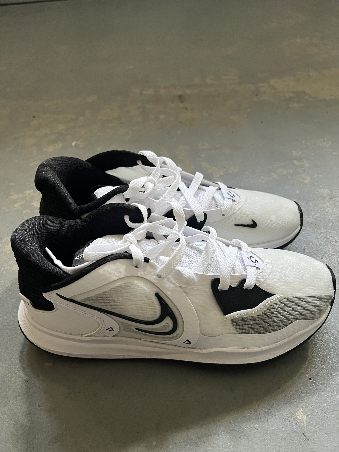Size Nike Kyrie TB Low White Black Brand New