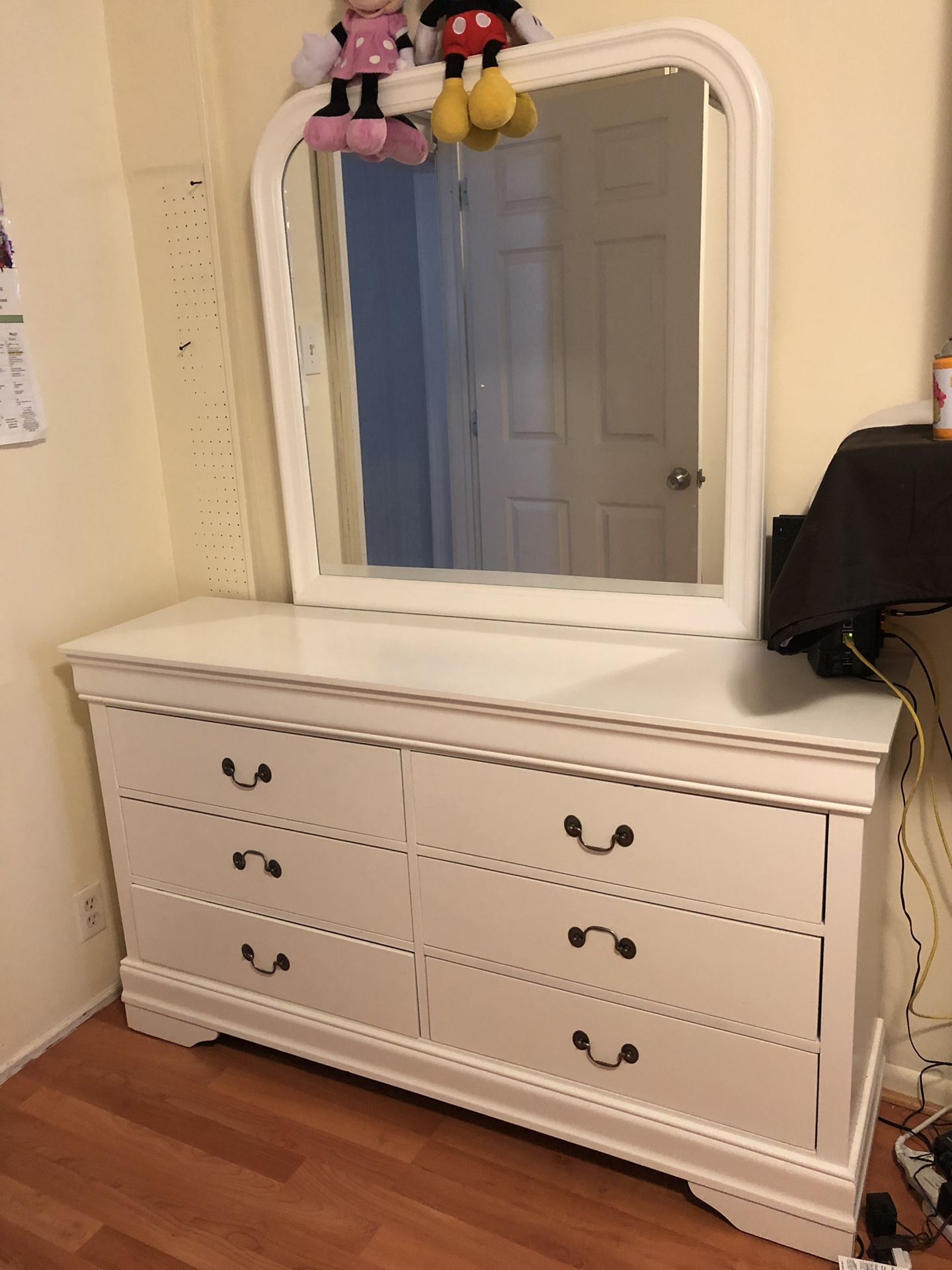 Juego de dormitorio más una cama con espaldar de leder