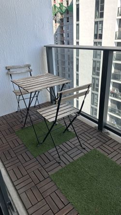 Outdoor Table And Chairs And Floor Pieces Decoration