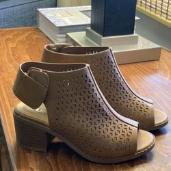 Girls Size 11.5 Peek A Boo Toe Sandal