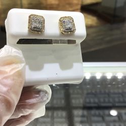 10k Gold Baguette And Round Diamond Earrings With Screw Back ,we Have Available In Stock .💎💎💎💎