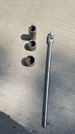 1/2” Drive 17” Flex Head Breaker Bar And 3 Sockets