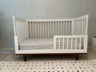 **Lightly used**Marley 3-in-1 crib to toddler bed with mattress and conversion kit