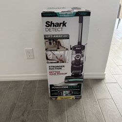 Shark Detect Lift-Away ADV Upright Vacuum