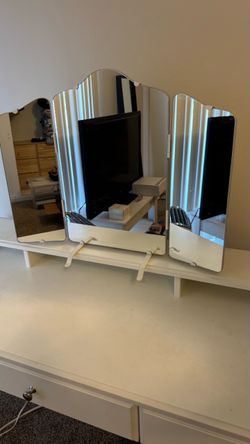 Desktop vanity mirror