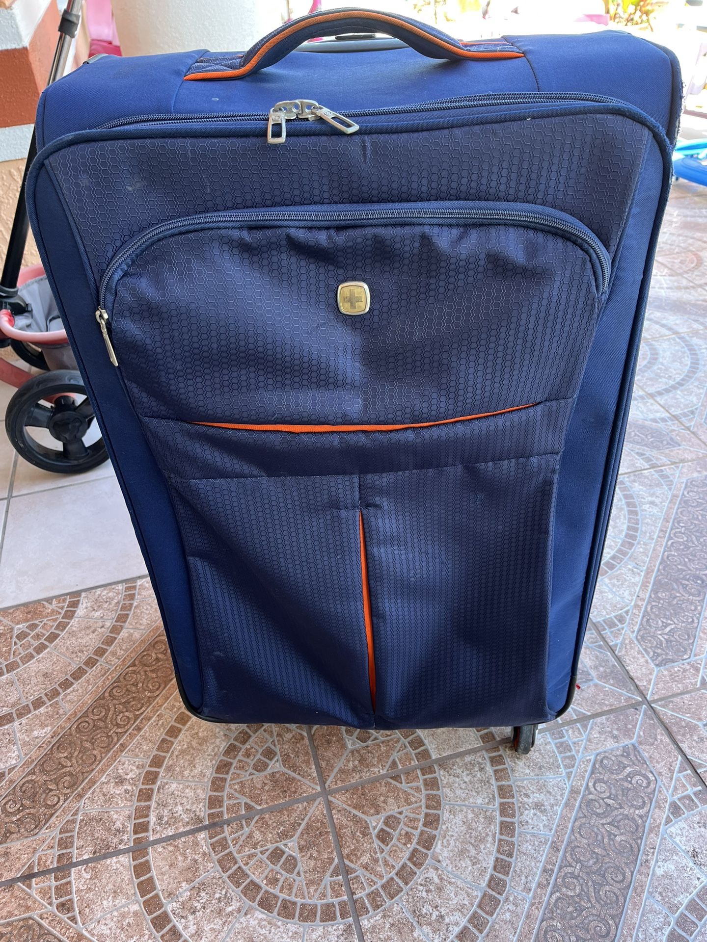 Large and lightweight suitcase with 4 wheels. Everything works very well and is clean. It measures 31 inches high, 18 inches wide, and 12 inches deep.