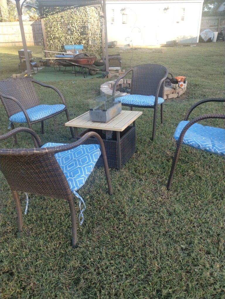4 Patio Chairs With Fire pit 