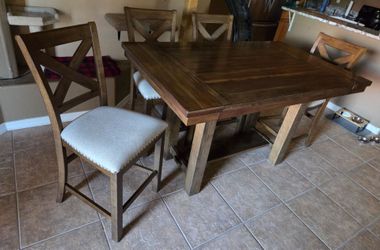 Extendable dining table with chairs
