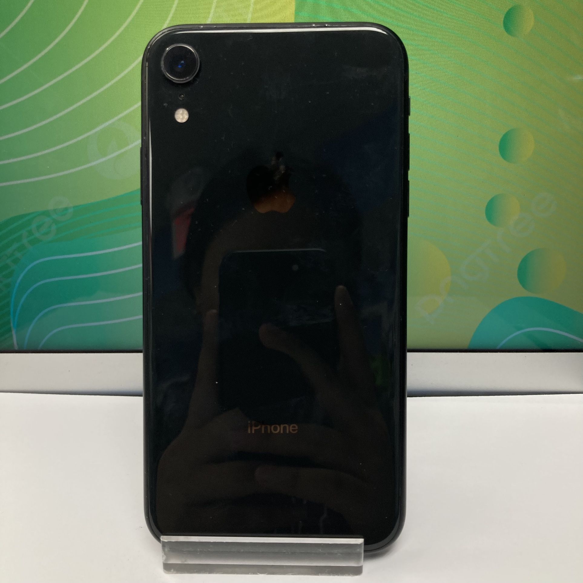 Factory Unlocked Iphone Xr 64 gb comes with store warranty