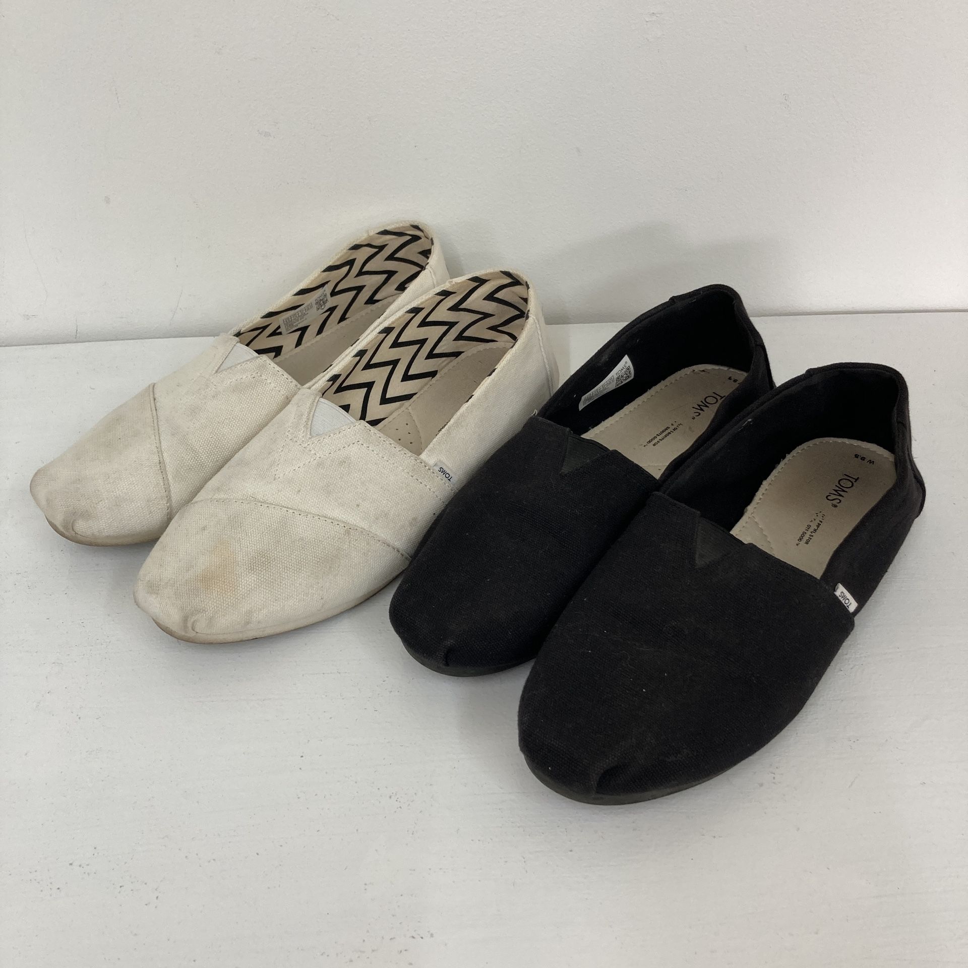 Women’s Toms Shoes Slip On Shoes Size 9.5 Bundle 2 Pairs Black And White 