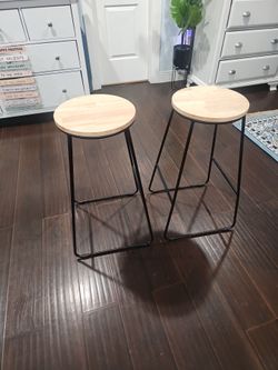 2 BAR STOOL FOR 50