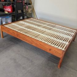 Queen Platform Bed Frame w/Samina Slat System (please read and see pictures)