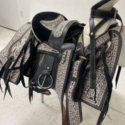Montura charra bordada con cantinas Cuadradas