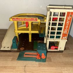 VINTAGE 1970 FISHER PRICE MODEL 930 - PARKING GARAGE RAMP & SERVICE CENTER LIFT FOR HOT WHEELS & MATCHBOX CARS 
