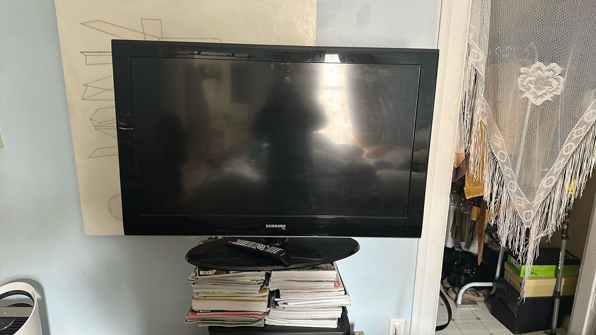 $10 Samsung 40” Inches TV Plug & Remote