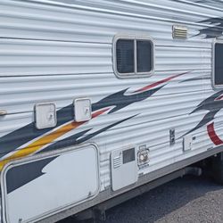 23’ Attitude Toy Hauler 