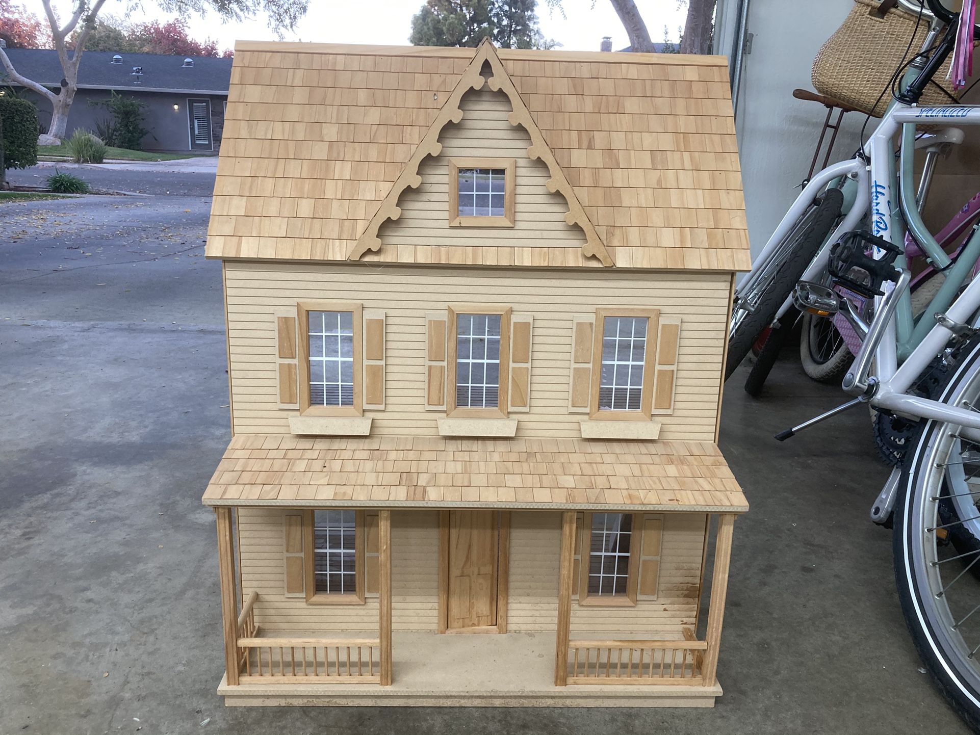 Victorian Dollhouse, Practically new