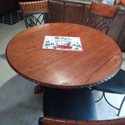 Round Table With Four Chairs In Good Condition 