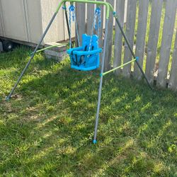 Baby Swing With Seatbelts 