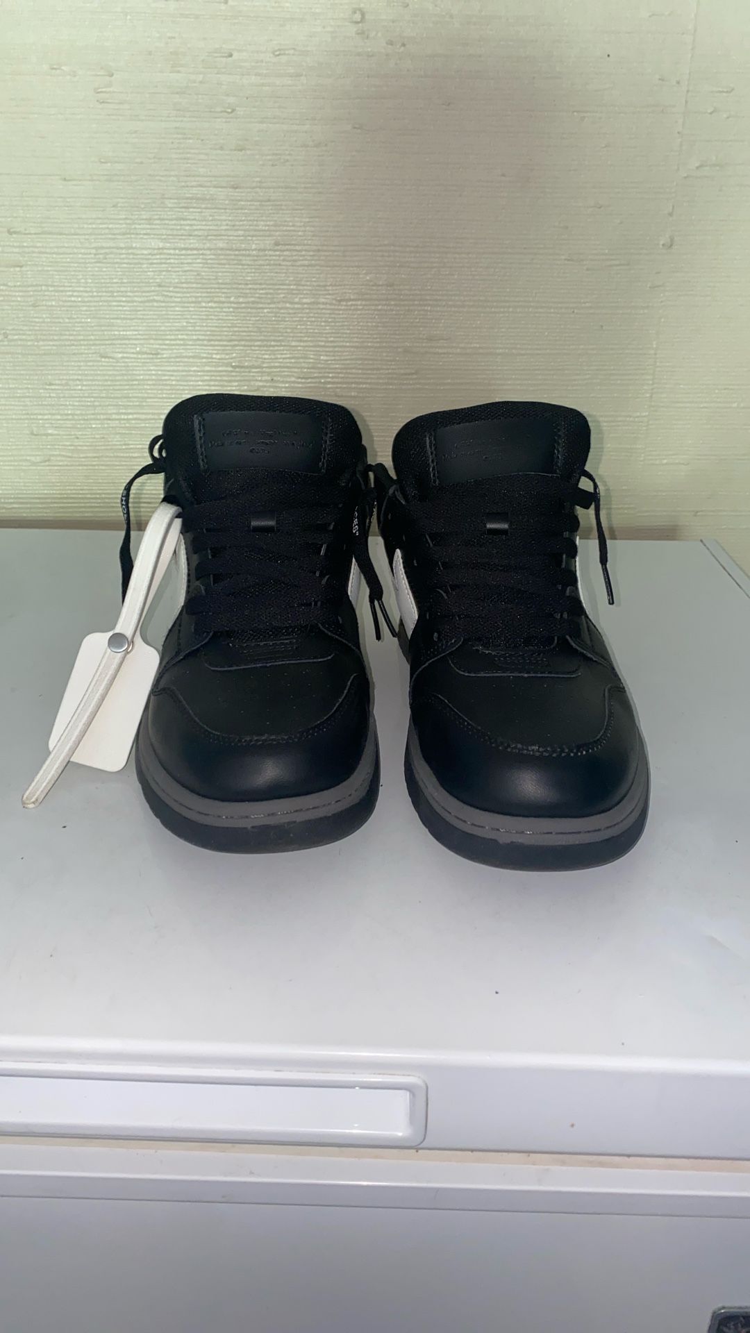 OFF-WHITE OUT OF OFFICE