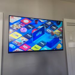 Samsung SMART Monitor 32 Inch M5 like New With Box Remote