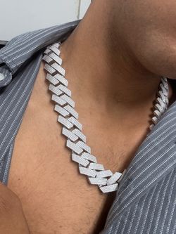 Cuban sparkling, shiny chain