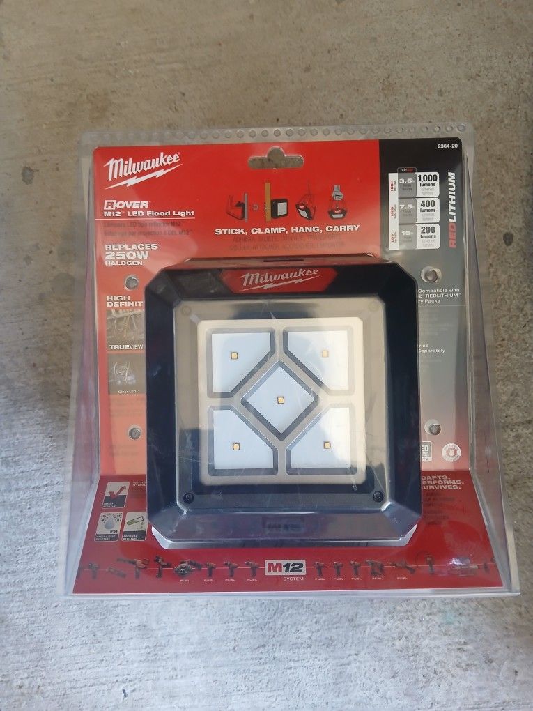 Milwaukee Milwaukee
M12 12-Volt 1000 Lumens Lithium-Ion Cordless Rover LED Compact Flood Light