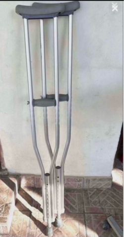 Crutches set
