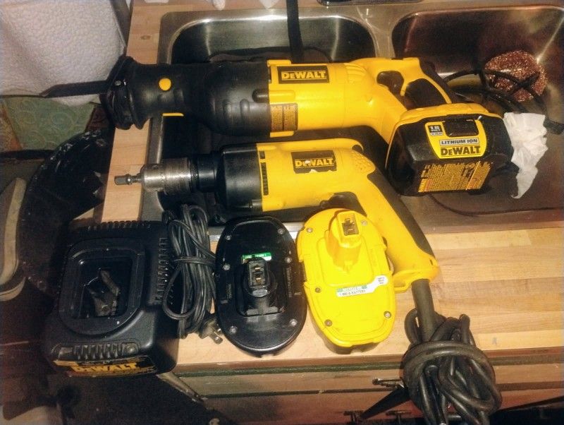 Dewalt Sawsaw With 3 Batteries , Charger And Drill