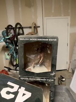 Jackie Robinson Bronze Statue