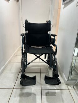 Transportation silla con ruedas plegable, brazos de mesa desmontables sin uso, ruedas traseras 12”marca NOVA excelente, se uso dos veces