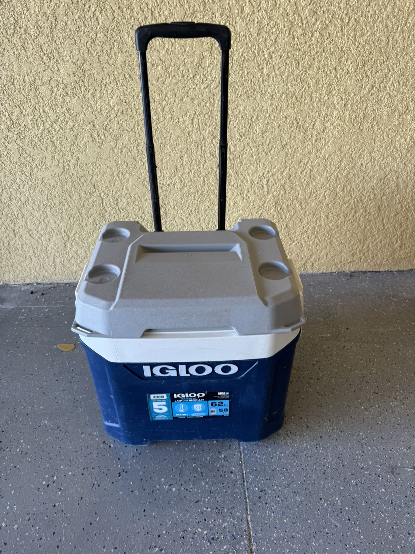 Igloo 62 quart rolling cooler-98 cans