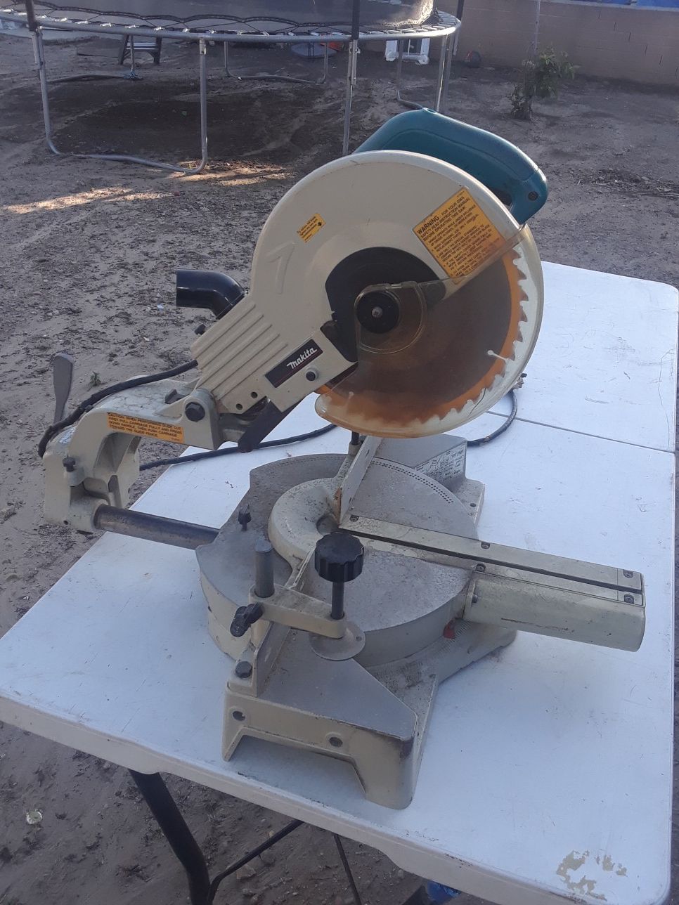 Makita miter saw. Old but working perfectly.