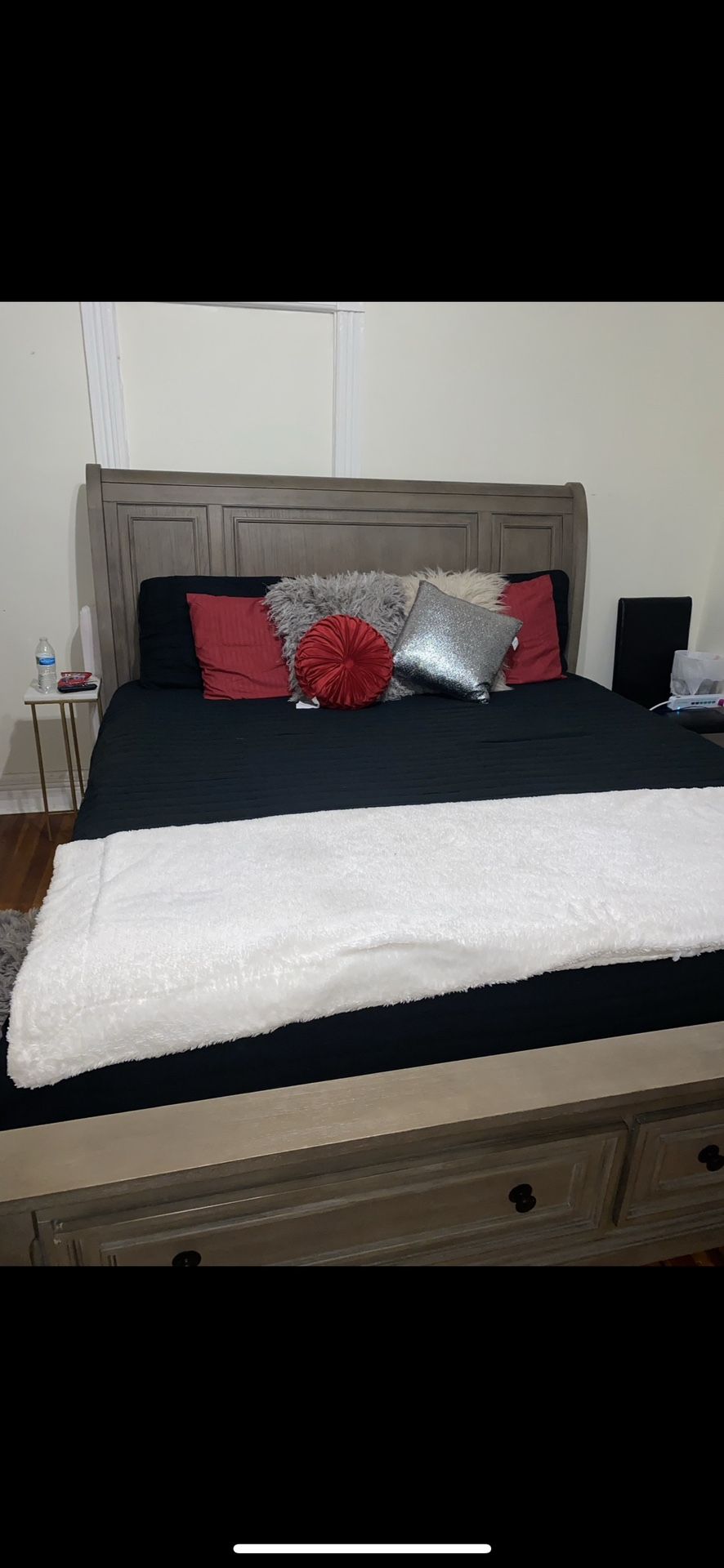 Dresser And King Size Bed With 2 Drawer Storage