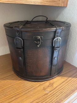 Vintage-Style Round Leather Hat Box