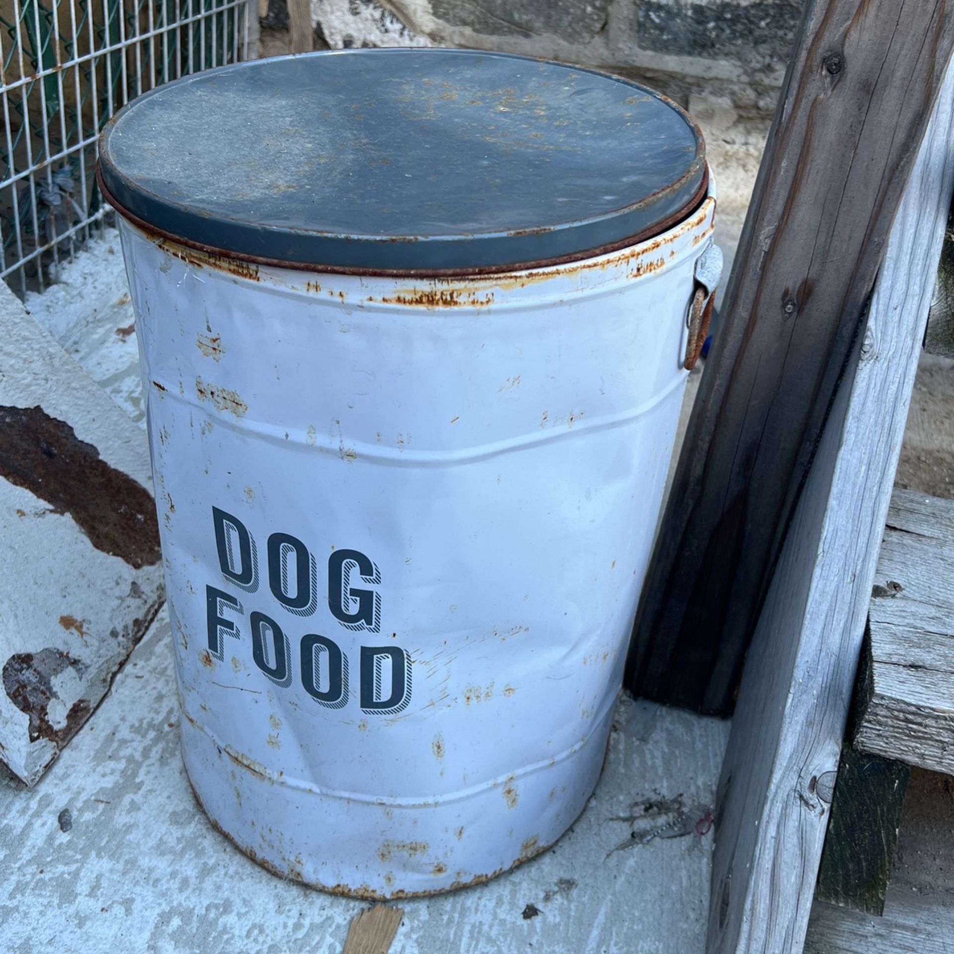 Dog food container