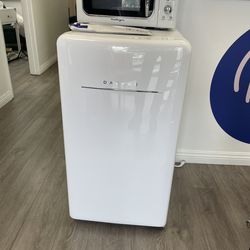 Daewoo Retro 4.4 cu. ft Compact Refrigerator & microwave