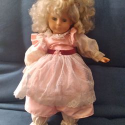 Vintage  FAMOSA baby doll, She is 21 inches tall